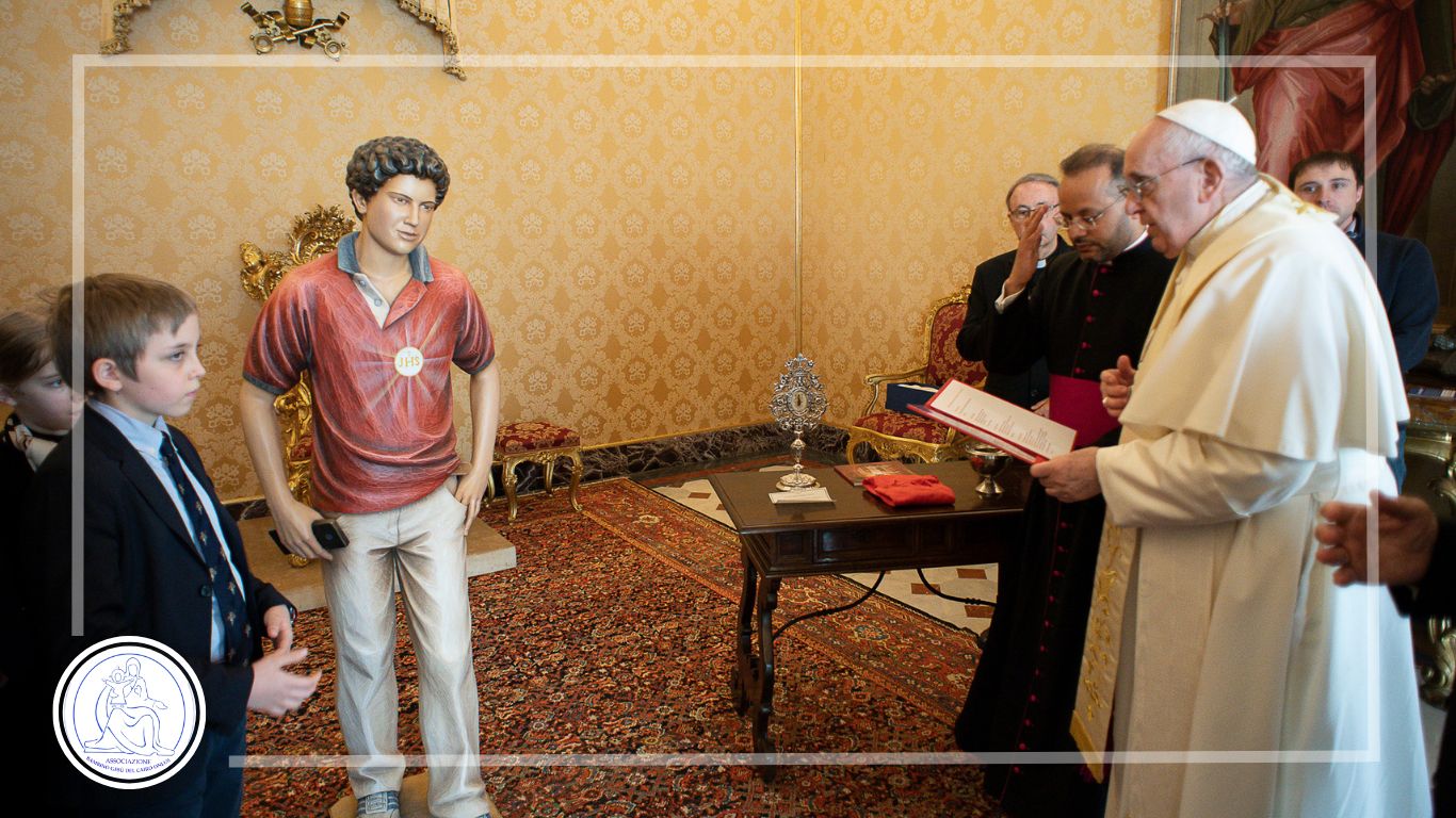 Papa Francesco benedice la Statua del Beato Carlo Acutis per l'orfanotrofio Oasi della Pietà